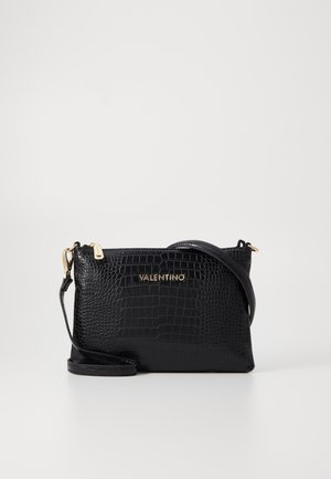 Čierna kožená crossbody taška s embosovaným vzorom krokodíla, zlatou kovovou prácou, zipsovým uzáverom a nastaviteľným popruhom. Na prednej strane je embosované "VALENTINO".