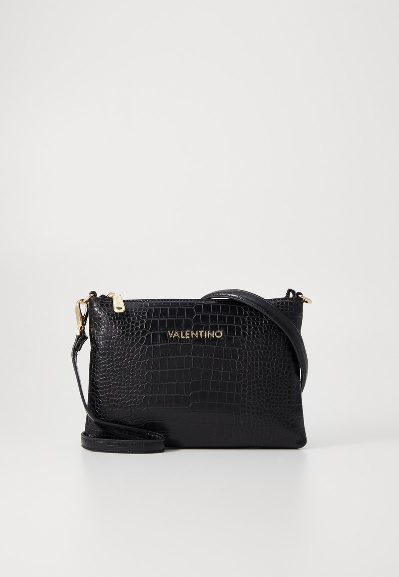Μαύρη δερμάτινη τσάντα χιαστί με ανάγλυφο σχέδιο κροκοδείλου, χρυσές λεπτομέρειες, κλείσιμο με φερμουάρ και ρυθμιζόμενο λουρί. "VALENTINO" ανάγλυφο μπροστά.