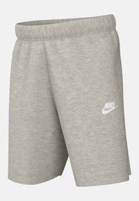 Šedé sportovní šortky z jemného materiálu s elastickým pasem a bílým logem Nike na levém lemu. Mají volný střih.