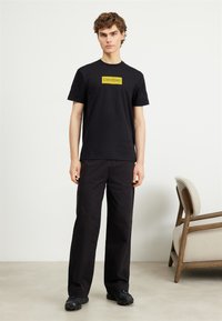Calvin Klein RAISED RUBBER LOGO - Marškinėliai su spaudiniu - black