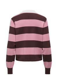 Pull en maille avec rayures horizontales rose et brun foncé, col blanc et manches avec poignets, longueur raccourcie et texture douce.