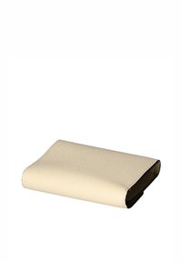Portafoglio in pelle crema con superficie testurizzata, bordi arrotondati e rivestimento scuro a contrasto. Profilo sottile, progettato per una facile portabilità.
