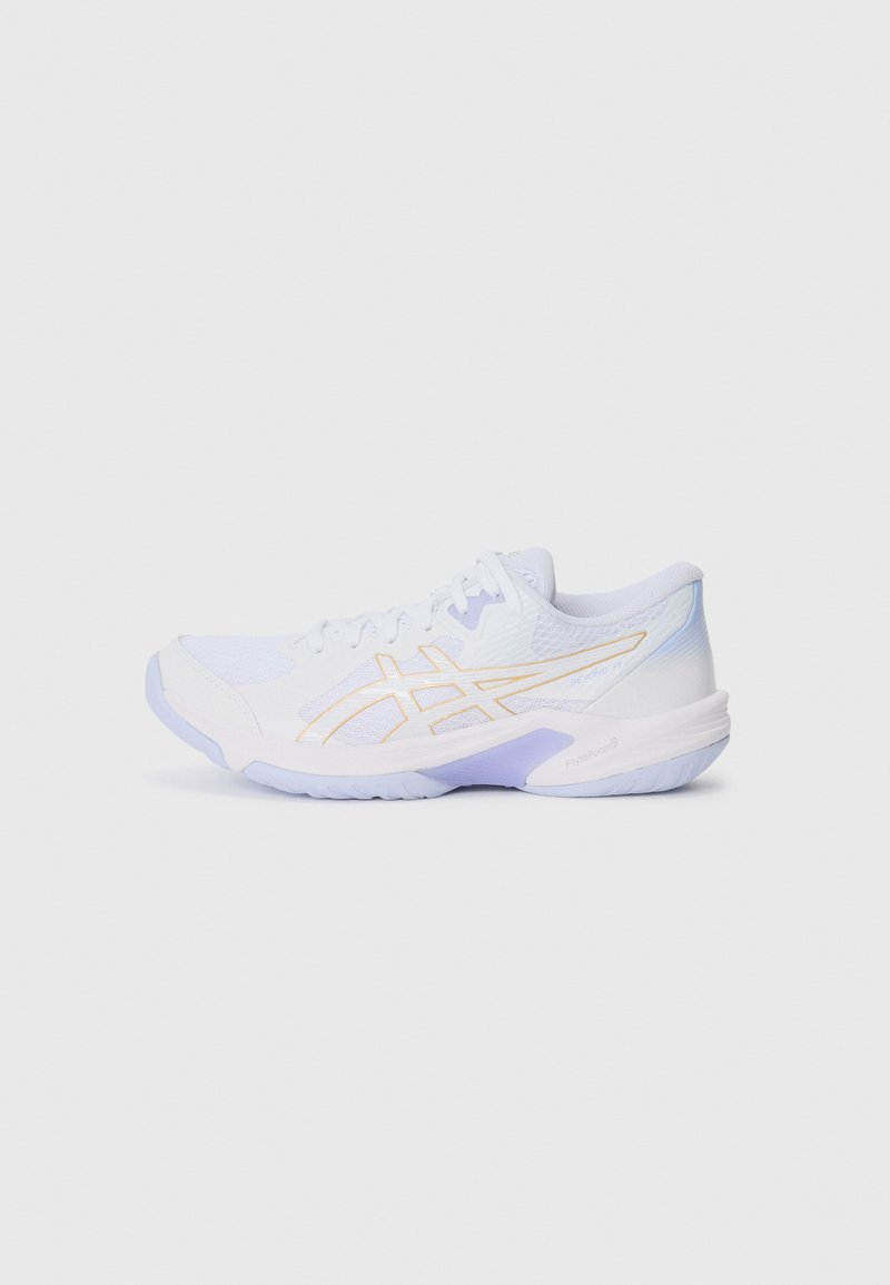 Baskets blanches sportives avec tige en maille, accents dorés et semelle violet clair. Conçues pour le confort et la performance.