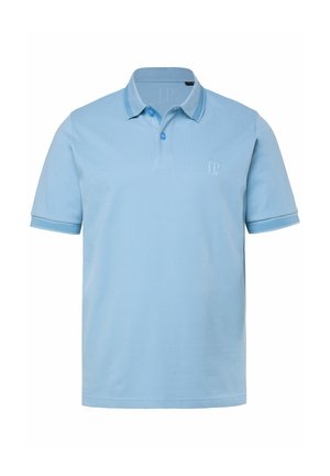 Lyseblå polo med korte ærmer, to knapper, ribbede manchetter og et diskret "JP"-logo på venstre bryst.
