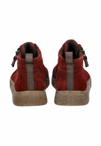 Červené semišové vysoké tenisky s texturovanou hnědou gumovou podrážkou, s bočním zipem a hnědým textilním poutkem na zadní straně.