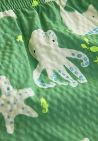 Unausgewählt, yellow green shark