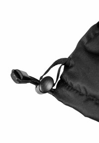 Schwarzer Kordelzugbeutel mit strukturierter Oberfläche, ausgestattet mit einem Kordelstopper und einem fest zusammengezogenen oberen Rand.