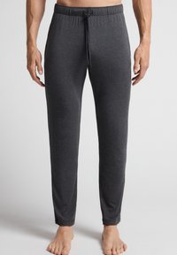 Donkergrijze loungebroek voor heren, gemaakt van zachte stof, met een elastische tailleband en een trekkoord, en taps toelopende benen.