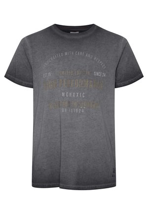 Sivá tričko s krátkym rukávom s gradientným dizajnom a potlačeným textom v zlatej a bielej farbe, s okrúhlym výstrihom a voľným strihom.