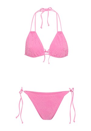 Conjunto de bikini rosa con un diseño floral texturizado. Cuenta con copas triangulares y tiras ajustables tanto en la parte superior como en la inferior.