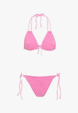 Ensemble bikini rose avec un motif floral texturé. Il comporte des bonnets triangulaires et des liens réglables en haut et en bas.