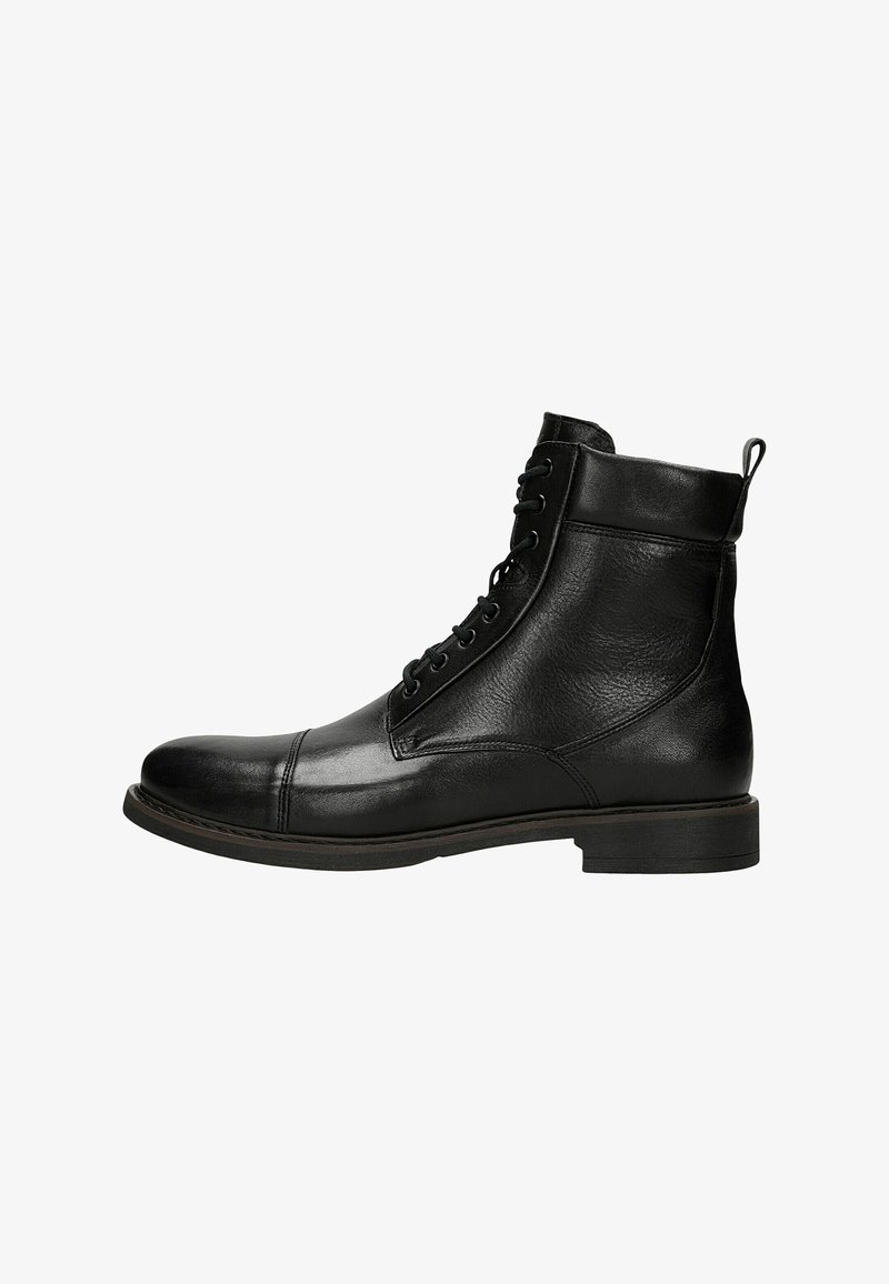 Stivaletti neri in pelle con design a lacci, punta rotonda, suola piatta e finitura testurizzata. Presentano una linguetta sul retro per un facile indossamento.
