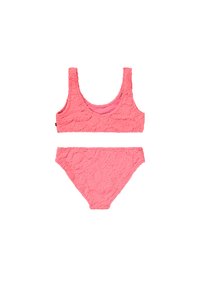 Růžový dvoudílný bikini s texturovaným květinovým vzorem. Vrchní díl má široká ramínka a kulatý výstřih, zatímco spodní díl je nízko vyhloubený.