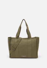 Oliwkowa prostokątna torba na ramię z podwójnymi uchwytami i regulowanym paskiem na ramię, z małą białą etykietą drukowaną.
