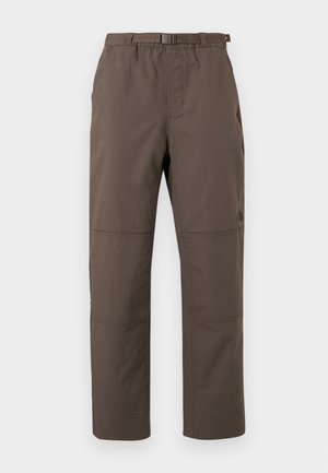 Bruine outdoor broek met een elastische tailleband en een verstelbare riem. Bevat paneelstiksels en een recht pootontwerp. Duurzaam materiaal.