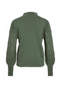 Groene trui met een hoge kraag, een effen lichaam en een getextureerde, gemusterde pofmouwen. De stof is zacht met een gebreide uitstraling.