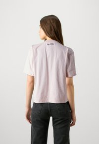 KARL LAGERFELD OVERSIZED SIGNATURE HEM - Pamata T-krekls - rose smoke
