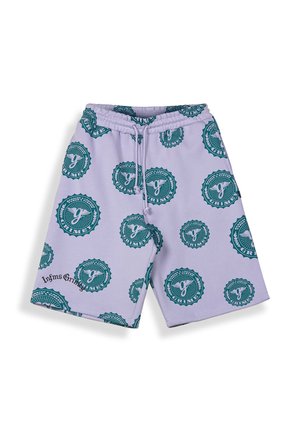 Hellviolette Shorts mit Kordelzug, gemustert mit türkisfarbenen runden Logos und dem Text "Infms Grimey" nahe dem Saum an einem Bein.