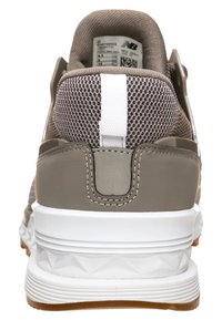 Grå sneakers med ovandel av mesh, gummisulor och vita detaljer. Har vadderad krage, bakkappa och texturerad sula för bra grepp.