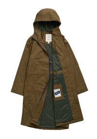 Brązowy płaszcz przeciwdeszczowy z kapturem, z ciemnozielonym podszyciem, przednimi kieszeniami i zamkiem błyskawicznym, wystawiony otwarty, ukazujący wewnętrzną metkę i kieszeń.
