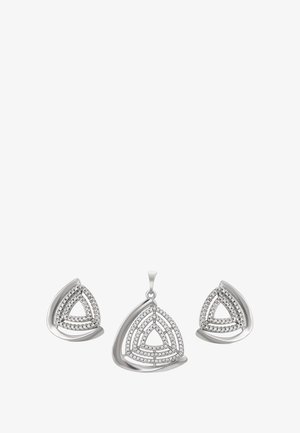 Ezüst háromszög alakú medál és hozzá illő fülbevalók, koncentrikus gyémánttal díszített háromszögmintákkal és sima ezüst szélekkel.