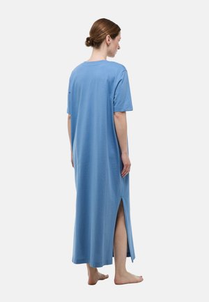 Robe t-shirt longue bleue avec des manches courtes et des fentes sur les côtés. Fabriquée en tissu doux, elle offre une coupe ample et un col rond.