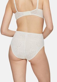 Biały komplet bielizny z motywami kwiatowej koronki, gładką fakturą, regulowanymi ramiączkami oraz zapięciem na haftkę w biustonoszu.