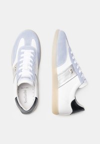 Baskets bleu clair et blanches en suède et cuir, avec une rayure d'accent argentée et un détail de talon noir, bout rond et lacets blancs.