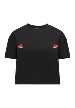Czarny bawełniany t-shirt z krótkim rękawem, ozdobiony haftowanymi czerwonymi kawałkami arbuza z przodu. Gładka faktura.