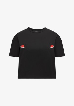 Czarny bawełniany t-shirt z krótkim rękawem, ozdobiony haftowanymi czerwonymi kawałkami arbuza z przodu. Gładka faktura.
