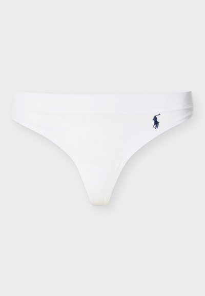 Λευκά εσώρουχα τύπου στρινγκ χαμηλής μέσης με μικρό κέντημα λογοτύπου παίκτη πόλο σε σκούρο μπλε στο δεξί μέρος της εσωτερικής ζώνης μέσης.