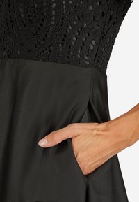 KLEO TAILLENBETONTES MIT IM LOOK MIT AUSGE - Cocktailkleid/festliches Kleid - schwarz