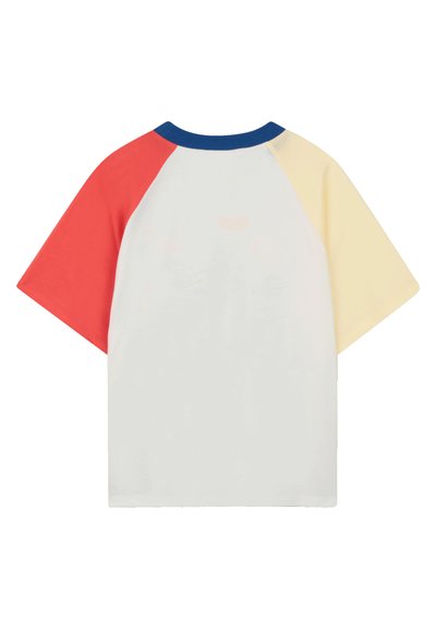 T-shirt à manches courtes avec un corps blanc. Manches raglan rouges, jaune pâle et bleues. Fabriqué en coton doux, avec un col rond.