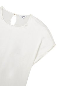 Blusa bianca a maniche corte realizzata in un tessuto leggero e strutturato. Presenta un'apertura a chiave sul retro e un collo rotondo. Etichetta del marchio visibile.