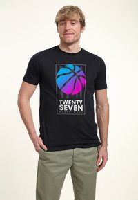 Černé tričko s barevným grafickým motivem basketbalu v modré a růžové barvě, s textem "TWENTY SEVEN BASKETBALL" níže. Krátké rukávy.