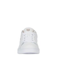 Weißes Leder-Sneaker mit runder Spitze, zentraler Schnürung, geprägtem Logo auf der Zunge und dezenten rosa Akzenten an der Seite. Texturierte Gummisohle.