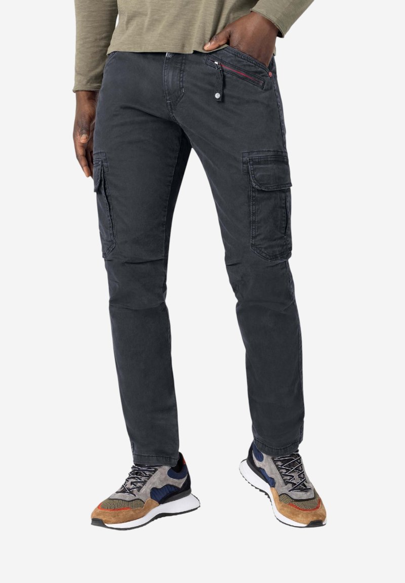 Donkere grijze cargobroek met meerdere zakken, een aansluitend ontwerp, gemaakt van een duurzaam materiaal. Draag ze met sneakers met een patroon en verschillende texturen.