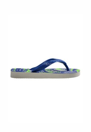 Sandalia tipo chancla de suela plana con tiras azules y plantilla azul y verde estampada sobre fondo blanco.