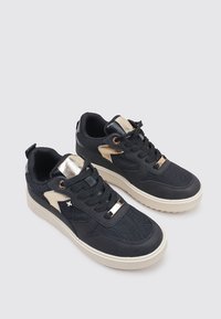 XTI Baskets basses - black