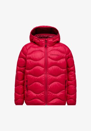 Lys rød polstret jakke med hætte, fremstillet med frontlynlås og to lynlåslommer på siden, prydet med bølgende quiltede syninger.
