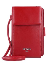 Sac en cuir rouge porté croisé avec un rabat avant, une bandoulière et un logo argenté en accent. Texture lisse et forme rectangulaire.