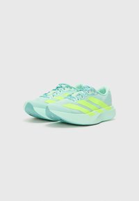 Hellblaue Sportschuhe mit neon-gelben Akzenten, ausgestattet mit einem atmungsaktiven Mesh-Obermaterial, strukturiertem Oberfläche und gepolsteter Sohle für Unterstützung.