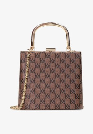 Borsa a tracolla marrone con motivo, manico metallico dorato e tracolla a catena. Presenta una forma strutturata e un materiale testurizzato con chiusura a scatto.