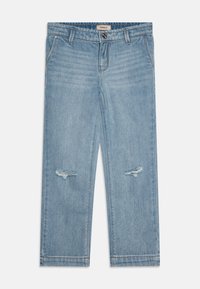 Ljusblå denimjeans med rak passform, med två knäskärningar, framfickor och en klassisk knappstängning, samt sömmar som är sydda.