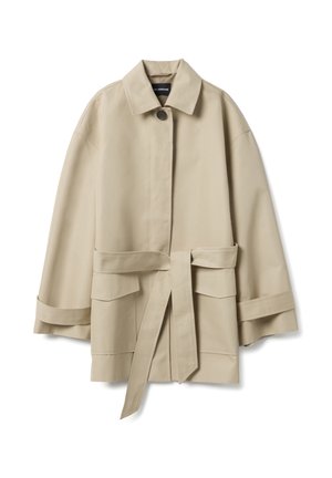Trench coat beige con cintura, maniche larghe, un bottone scuro visibile al collo, tasche con patta e collo classico.