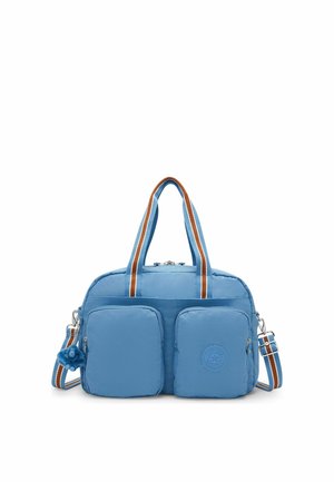 Borsa azzurra chiaro con due tasche frontali con zip, tracolle a righe per spalla e mano e un piccolo portachiavi di peluche attaccato di lato.