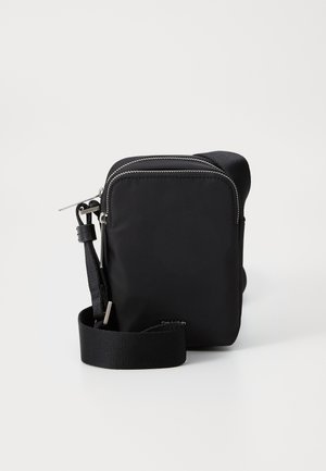 Borsa a tracolla nera in nylon con texture liscia, cerniere argentate e una tracolla larga regolabile. Forma rettangolare compatta con design minimale.