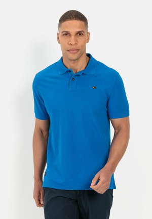 Blauwe polo met een gladde katoenen stof, voorzien van een drieknopenlijst en een klein geborduurd logo op de borst. Korte mouwen.