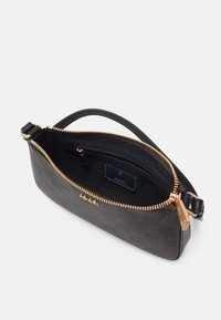 Liten svart läderhandväska med guldfärgad hårdvara, dragkedjeslutning och texturerad utsida med logotypdetalj inuti.