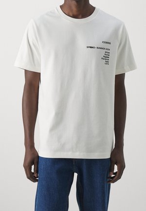 Weißes Baumwoll-T-Shirt mit kurzen Ärmeln, Rundhalsausschnitt und schwarzem Textdruck auf der Vorderseite, der Städte und Daten zeigt.